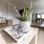 Strandvilla Roots *